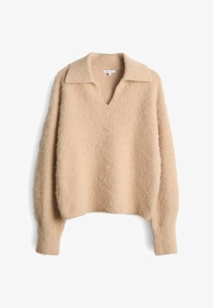 Lichtbeige trui van zacht, fluffy materiaal. Heeft een V-hals, een platte kraag en iets te grote mouwen. Gekreukt oppervlak.
