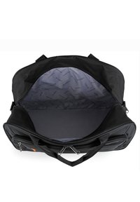 Schwarze Reisetasche mit zwei gepolsterten Fächern. Das Innere ist mit einem grauen Futter und einem sich wiederholenden Logo-Muster ausgestattet. Verstärkte Griffe.