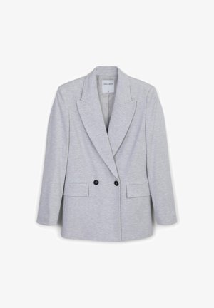 Hellgrauer Blazer aus strukturiertem Stoff mit Reverskragen, zwei vorderen Taschen und doppeltem schwarzen Knopfverschluss.