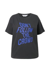 Camiseta negra de manga corta con el texto azul "NO SIGAS A LA MULTITUD" en letras mayúsculas en negrita y distorsionadas en la parte frontal.