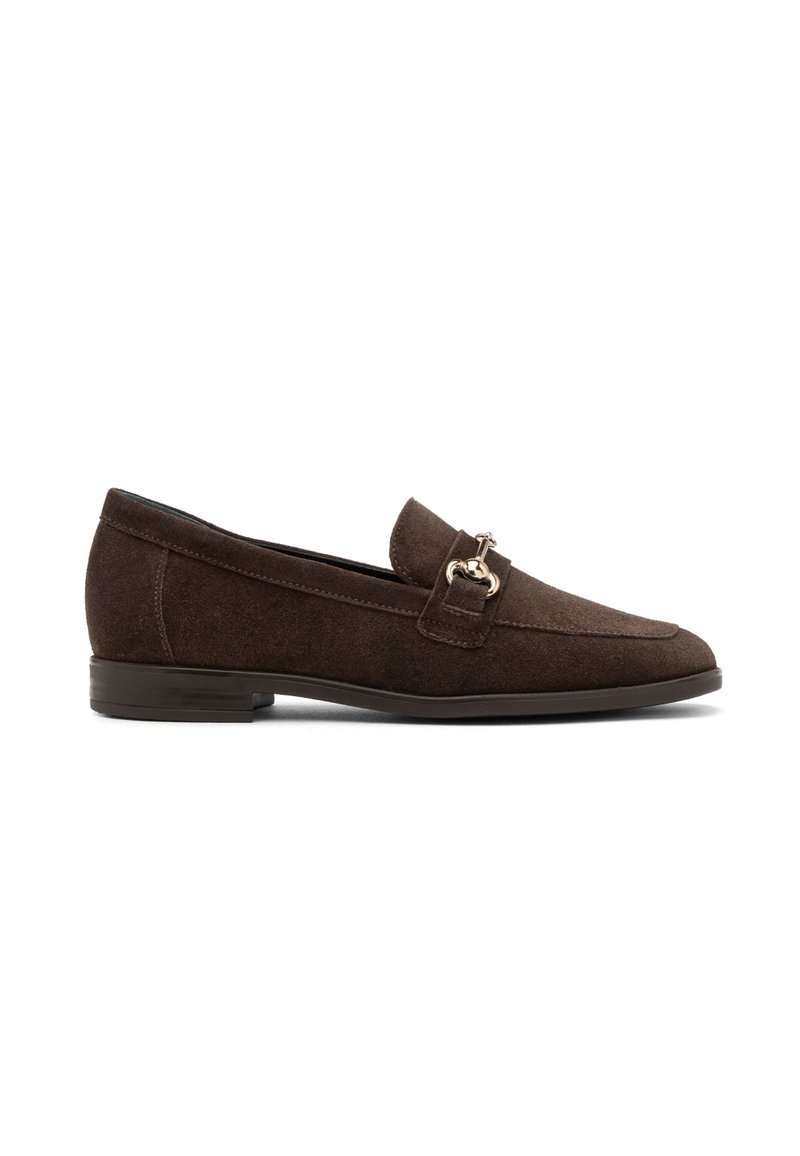 Mocassino in suede marrone con tacco piatto, caratterizzato da un'accennata dorata sulla tomaia e dettagli cuciti lungo i bordi.