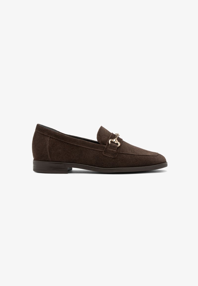 Mocassino in suede marrone con tacco piatto, caratterizzato da un'accennata dorata sulla tomaia e dettagli cuciti lungo i bordi.