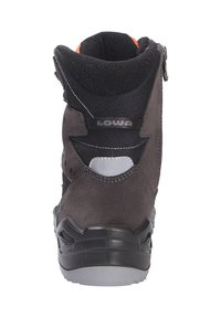 Scarpa da trekking nera e grigia con tomaia in nabuk e rete, tallone rinforzato, accenti arancioni e cerniera laterale per una facile calzata. Suola in gomma resistente.