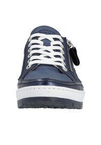 Baskets bleu marine avec un bout en cuir lisse, des côtés en mesh, des lacets blancs, une fermeture éclair sur le côté et une semelle en caoutchouc blanche. Accents texturés présents.