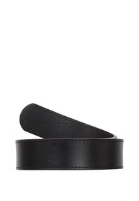 Svart lærbelte med en jevn tekstur, flat design og avrundet spiss. Har kontraststing langs kantene for holdbarhet.