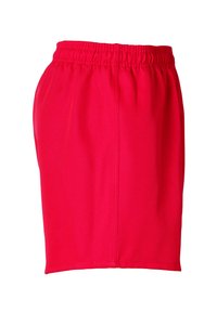 Pantalones cortos atléticos rojos con cinturilla elástica, hechos de tejido ligero. Presentan una textura suave y un diseño de corte recto.