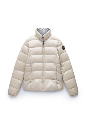 Beige pufferjack met een hoge kraag, ritssluiting en een horizontaal gestikt patroon. Beschikt over zijzakken en een logo-opdruk op de mouw.