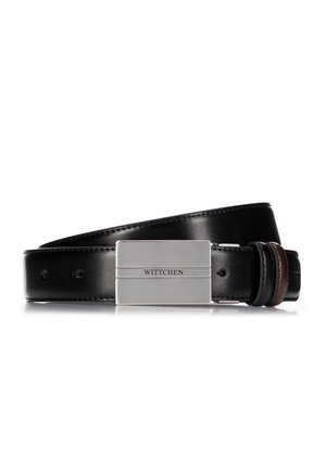 Cinturón de cuero negro con una hebilla metálica plateada que presenta grabado "WITTCHEN". El cinturón tiene una textura suave y un sutil detalle de costura.