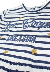 Robe rayée en coton bleu marine et blanc, ornée d'accents d'étoiles dorées et du texte « Ice Cooper LIKE A STAR » en différentes polices.