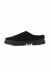 Crne slip-on cipele s teksturiranim, plišanom gornjom stranom i debelim, izdržljivim gumenenim potplatom s uzorcima za prianjanje.