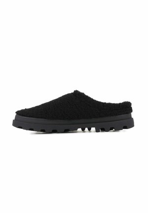 Chaussures noires à enfiler avec un dessus texturé et fuzzy et une semelle extérieure en caoutchouc épaisse et durable, dotée de motifs de grip pour une meilleure traction.