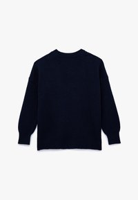 Granatowy sweter z prążkowanej dzianiny, długie rękawy, okrągły dekolt, teksturowany materiał, boczne rozcięcia u dołu, luźny krój, widok z tyłu.