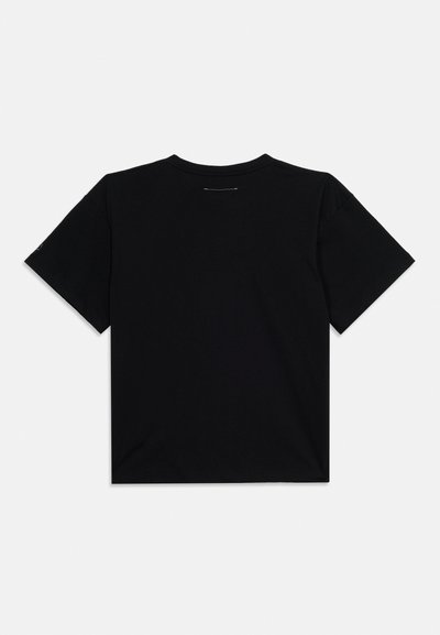 Μαύρο μακό T-shirt με κοντά μανίκια, απλωμένο επίπεδα και βλέπουμε από πίσω, με στρογγυλή λαιμόκοψη σε λευκό φόντο.