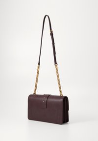 Σκούρο μπορντό δερμάτινη τσάντα με χρυσό αλυσίδα, ορθογώνιο σχήμα, μπροστινό καπάκι με διακοσμητικές τρουκς και λεία υφή.