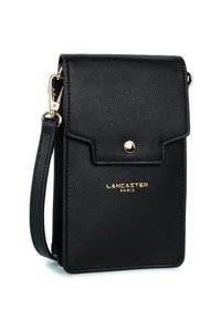 Borsa a tracolla in pelle nera testurizzata con logo dorato "Lancaster Paris", chiusura a patta, bottone a pressione e tracolla staccabile.