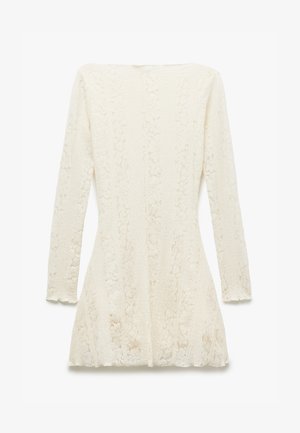 Witte kanten jurk met lange mouwen, een rechte halslijn en een uitlopende zoom. Bevat bloemenpatronen en een textuurstof over het geheel.