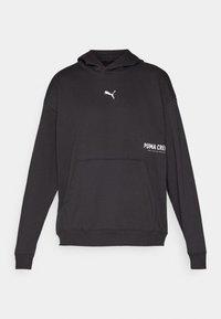 Felpa nera Puma con tasca frontale, logo bianco sul petto e la scritta "PUMA CREW" stampata in bianco sul lato. Tessuto morbido, vestibilità regolare.