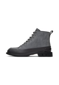 Stivale alto grigio con punta arrotondata e suola in gomma testurizzata. Presenta lacci, un'etichetta di presa e una parte superiore in suede liscia. Adatto per un abbigliamento casual.