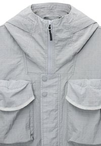 Jasnoszara kurtka w kratkę, z przednim zamkiem błyskawicznym, dwoma kieszeniami z patkami, zatrzaskami oraz kapturem ze strukturalnymi szwami.