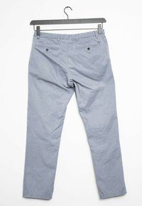 Pantaloni chino in cotone grigio chiaro con design a gamba dritta, dotati di due tasche posteriori e di un logo discreto del marchio vicino all'orlo della vita.