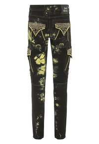Jeans w tie-dye w kolorze czarnym i żółtym, z ćwiekami ozdabiającymi tylne kieszenie i boczne kieszenie cargo, z naszywką logo Cipo Baxx na pasku.