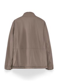 Giacca imbottita marrone con una texture liscia, caratterizzata da un colletto e dettagli di cucitura minimi, progettata per una vestibilità rilassata.