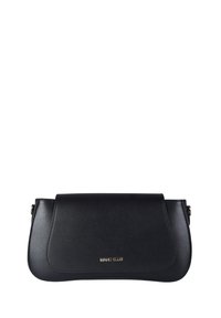 Pochette in pelle nera con un design elegante e curvo. Presenta una chiusura con pattina e un logo del marchio in oro. Texture liscia, dettagli hardware minimalisti.