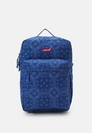 Niebieski plecak z tkaniny z geometrycznym wzorem. Posiada górny uchwyt, wiele zamków błyskawicznych oraz wyraźne czerwone logo Levi's.