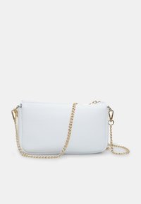 Borsa a tracolla bianca in pelle con finitura testurizzata e tracolla in metallo dorato. Presenta una chiusura con zip e una forma rettangolare.