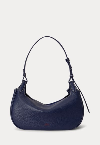 Borsa a tracolla in pelle blu navy con texture granulata, forma curva, tracolla regolabile e dettagli di cucitura sottili.