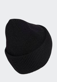 Svart stickad mössa med ribbat mönster, har en spetsig topp och en vikt mudd. Materialet verkar mjukt och elastiskt.