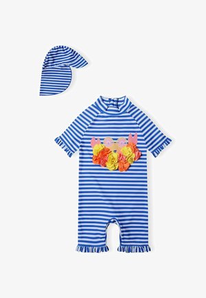 Combinaison de bain rayée bleue et blanche avec des manches courtes, un ourlet froncé et une appliqué florale. Comprend un bonnet de bain assorti rayé.
