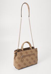 Ruskean sävyn käsilaukku, jossa on teksturoitu kuvio, vetoketjullinen tasku ja kaksinkertaiset kahvat. Ketjuhihna lisää kontrastia yksityiskohtiin.