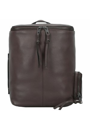 Mochila de cuero marrón oscuro con dos cremalleras superiores y un pequeño bolsillo lateral con cremallera sobre fondo blanco.