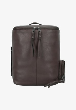 Mochila de cuero marrón oscuro con dos cremalleras superiores y un pequeño bolsillo lateral con cremallera sobre fondo blanco.