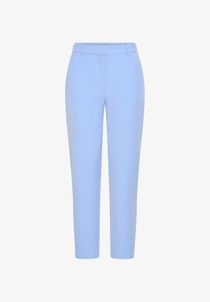 Pantalon bleu clair à coupe ajustée. Confectionné en tissu lisse, avec un devant plat, des passants pour ceinture et une coupe longueur cheville.