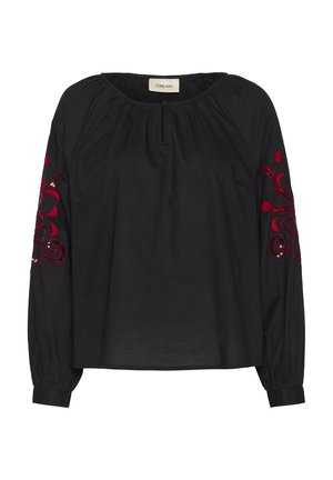 Juoda medvilninė bluzė su ilgomis rankovėmis. Savybė - raudoni gėlių siuvinėjimai ant rankovių ir apvalus iškirpimas su skylutės detale.