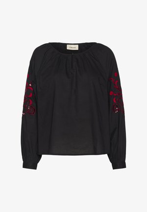 Bluză neagră din bumbac cu mâneci lungi. Prezintă broderie florală roșie pe mâneci și un decolteu rotund cu detaliu în formă de cheie.
