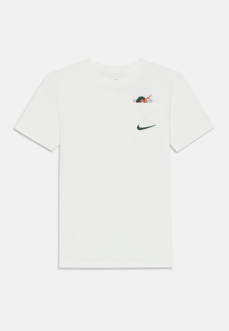T-shirt in cotone bianco con maniche corte, presenta una tasca con una grafica multicolore e il logo Nike Swoosh verde sul petto.