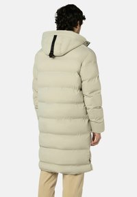 Langer Steppmantel in hellem Beige, mit Kapuze, Reißverschluss und verstellbarem Nackenband. Hergestellt aus glattem Stoff mit Steppnähten als Akzente.