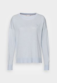 Jasnoniebieski sweter z dzianiny, okrągłym dekoltem, opuszczonymi ramionami, ściągaczami na mankietach i u dołu, z haftowanym logo 'TH' na klatce piersiowej.