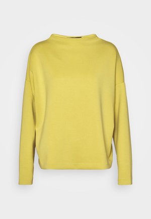 Gul langærmet rundhalset sweater med afslappet pasform og sænkede skuldre, vist på en hvid baggrund.