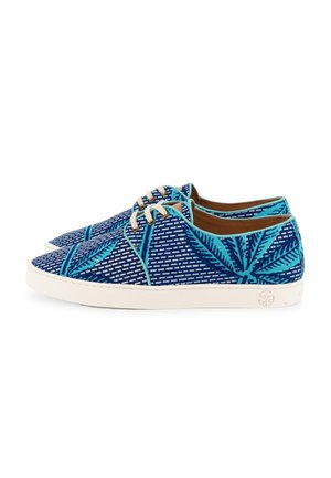 Baskets basses bleues avec lacets blancs, présentant des motifs de feuilles turquoise et des semelles en caoutchouc blanches sur fond blanc.