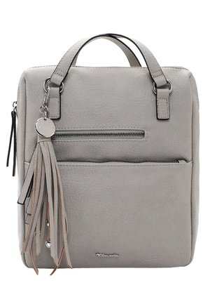 Sac à dos en cuir gris avec poignées supérieures, poche zippée à l'avant, gland décoratif et logo subtil. La finition texturée ajoute de la profondeur.