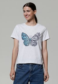 Graues Kurzarm-T-Shirt mit einem blauen Schmetterlingsgrafikdesign. Hergestellt aus weichem Stoff, mit lockerer Passform und Rundhalskragen.