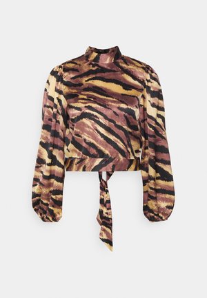 Pieces Petite, PCMONALISE OPEN BACK - Blúzka - chicory coffee/tiger