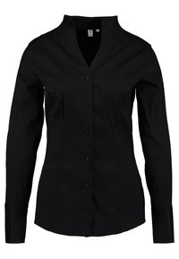 Chemise noire à manches longues avec col montant, fermeture à boutons sur le devant et tissu lisse et léger. Coupe ajustée avec un design taillé.