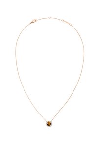 Guldtonet kæderez til halskæde med en rund tigerøje vedhæng, omkranset af en ring af små klare sten, med en lille krok lukning.