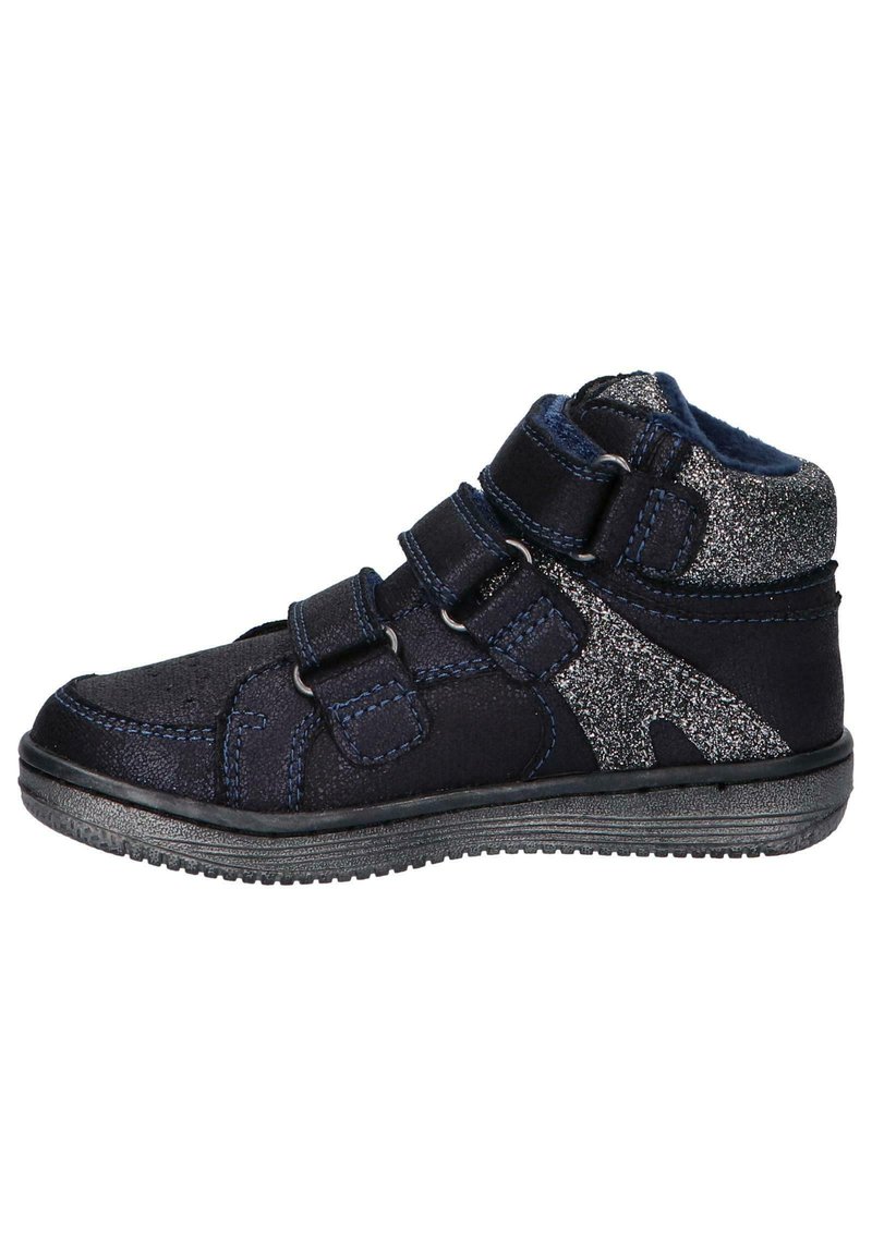 Zwarte hoge schoen met gestructureerde stof, glinsterende accenten, klittenbandsluitingen en een flexibele rubberen zool. Heeft contrasterende blauwe stiksels.