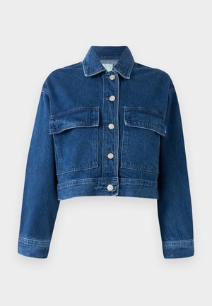 Jeansjacka i mörkblått med en kortad design. Har silverknappar och två bröstfickor. Mjuk textur med synliga sömmar.